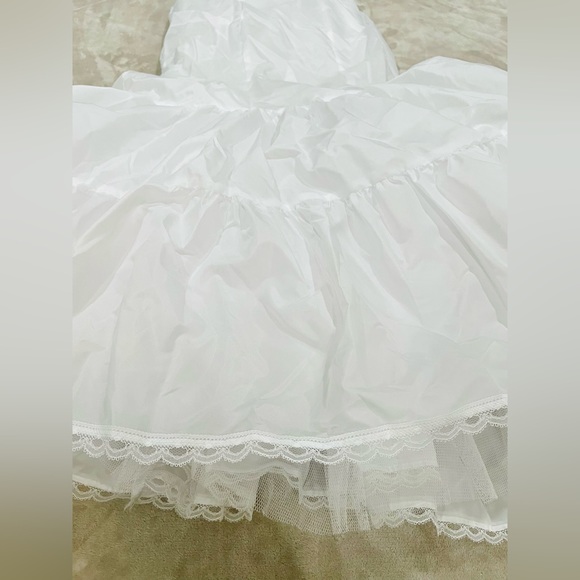 White by Vera Wang Wedding Dress – Strapless, Tiered Skirt, Train, Size 2 - Picture 11 of 16